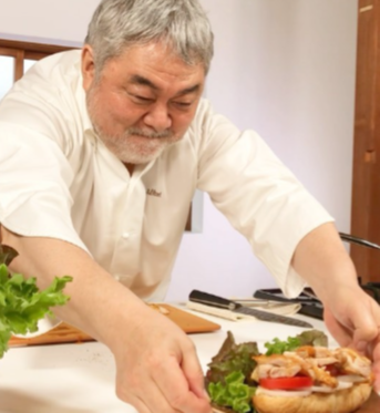 料理を振る舞う三國シェフ